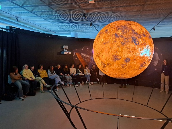 uczniowie 3c w planetarium w Chorzowie